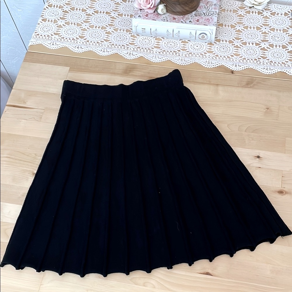 Kenar Black Knit Skirt pleated stitched design